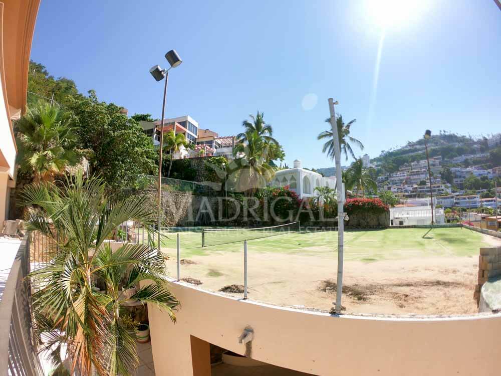 Casa en venta en el Fraccionamiento Marina Brisas con cancha de tennis