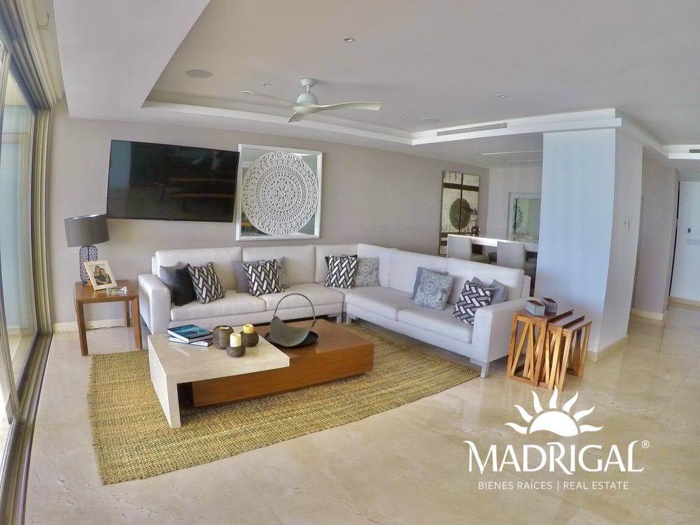 Penthouse for sale in Vidamar 2 condominium, beachfront