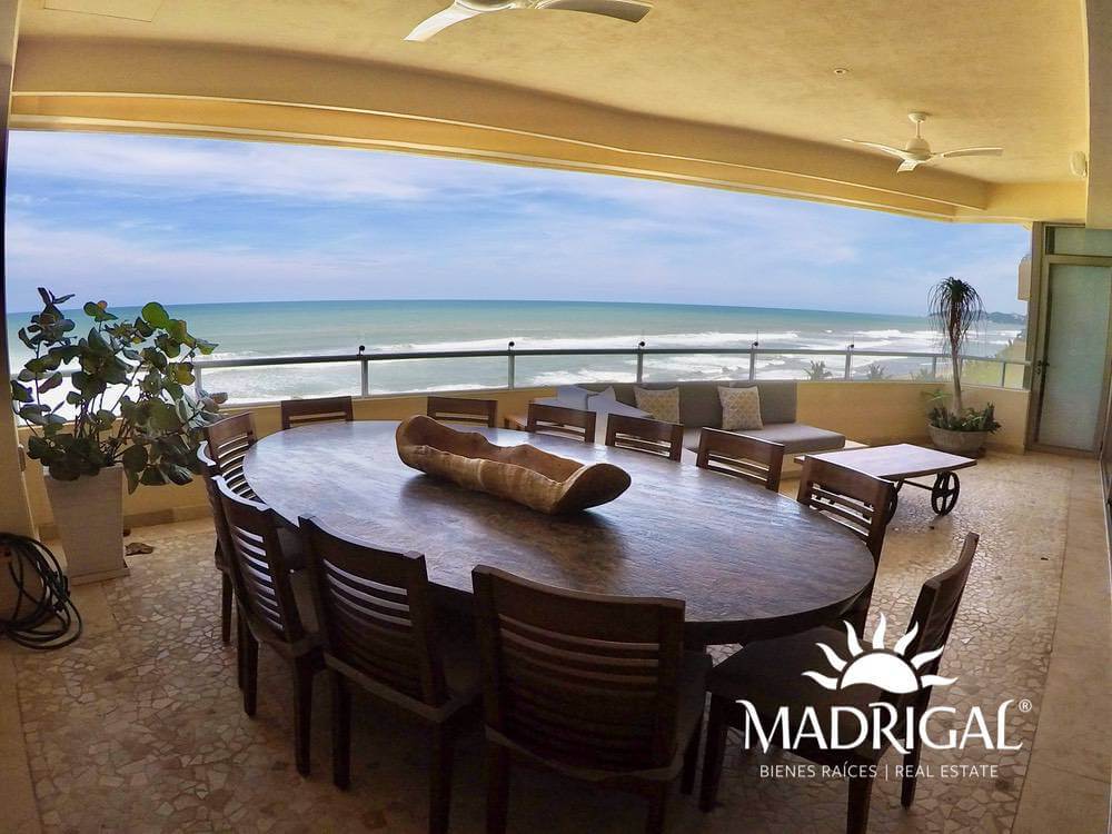 Penthouse for sale in Vidamar 2 condominium, beachfront