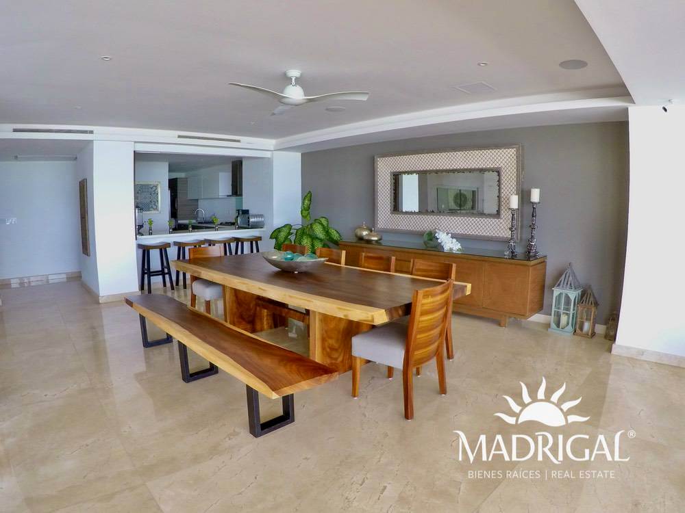 Penthouse for sale in Vidamar 2 condominium, beachfront