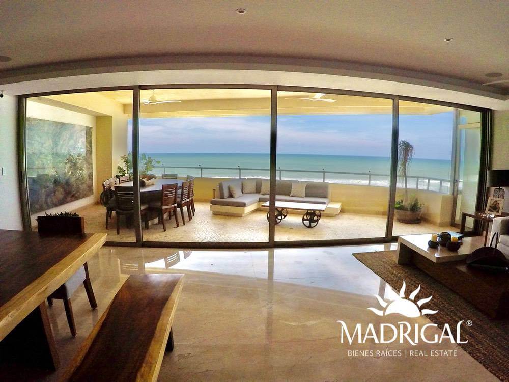 Penthouse for sale in Vidamar 2 condominium, beachfront