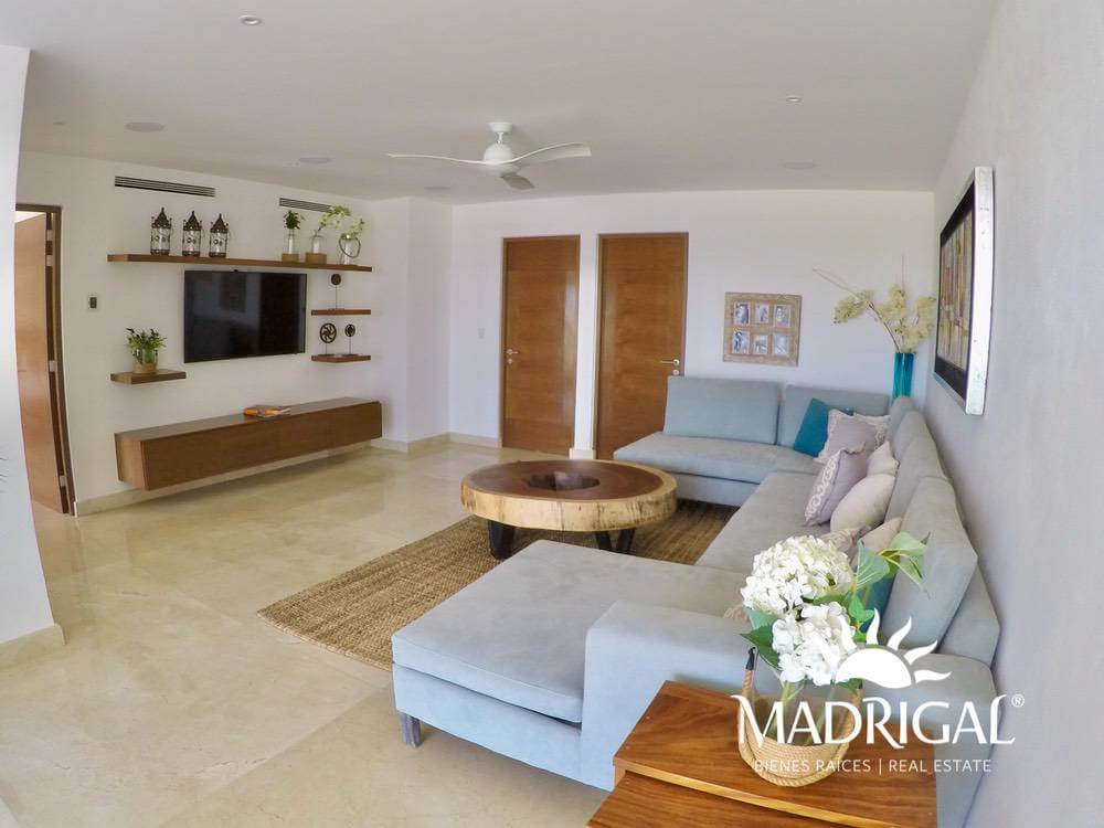 Penthouse for sale in Vidamar 2 condominium, beachfront