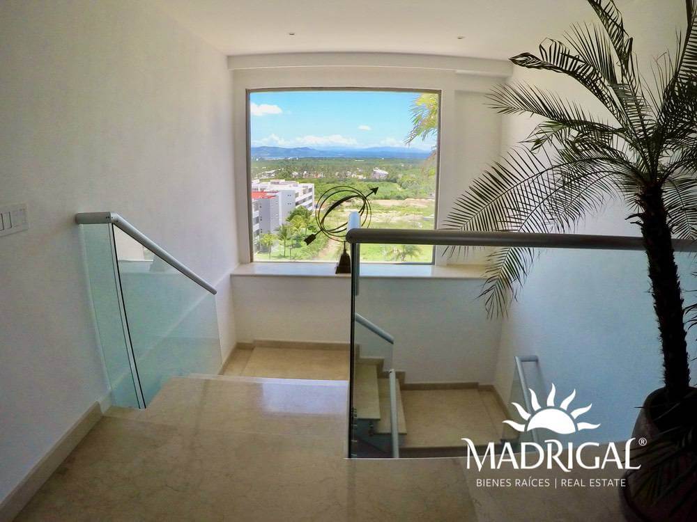 Penthouse for sale in Vidamar 2 condominium, beachfront