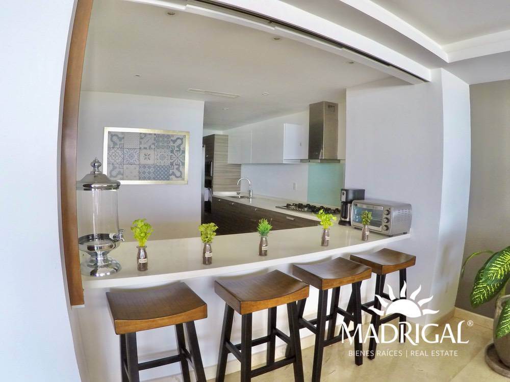 Penthouse for sale in Vidamar 2 condominium, beachfront