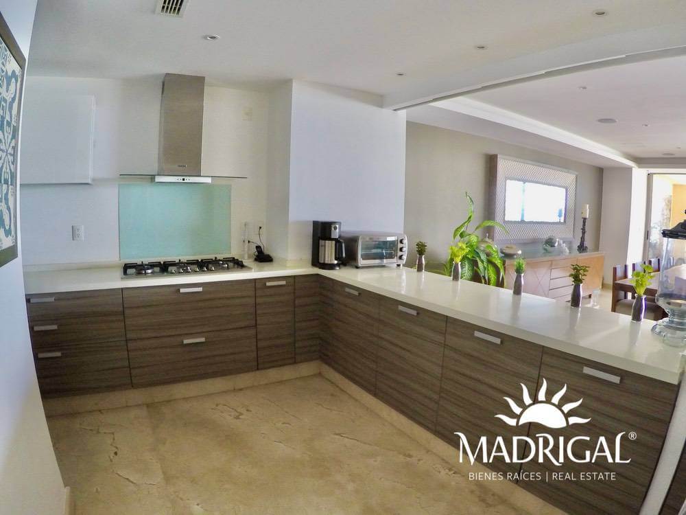 Penthouse for sale in Vidamar 2 condominium, beachfront