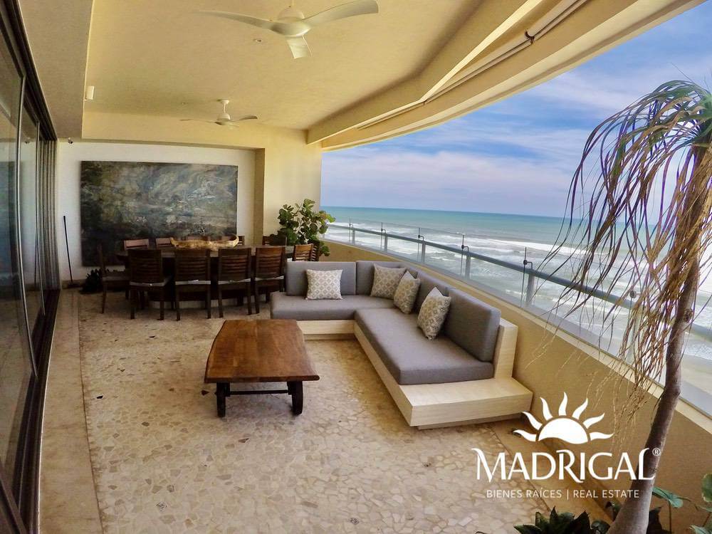 Penthouse for sale in Vidamar 2 condominium, beachfront