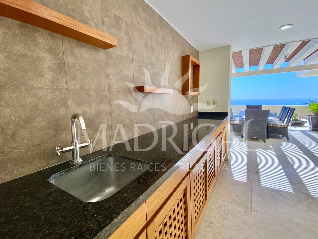 Penthouse en venta en el Condominio Amarinthos en Playa Diamante Acapulco