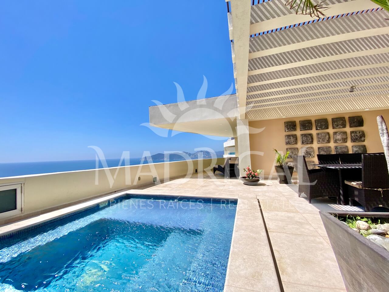 Penthouse en venta en el Condominio Amarinthos en Playa Diamante Acapulco