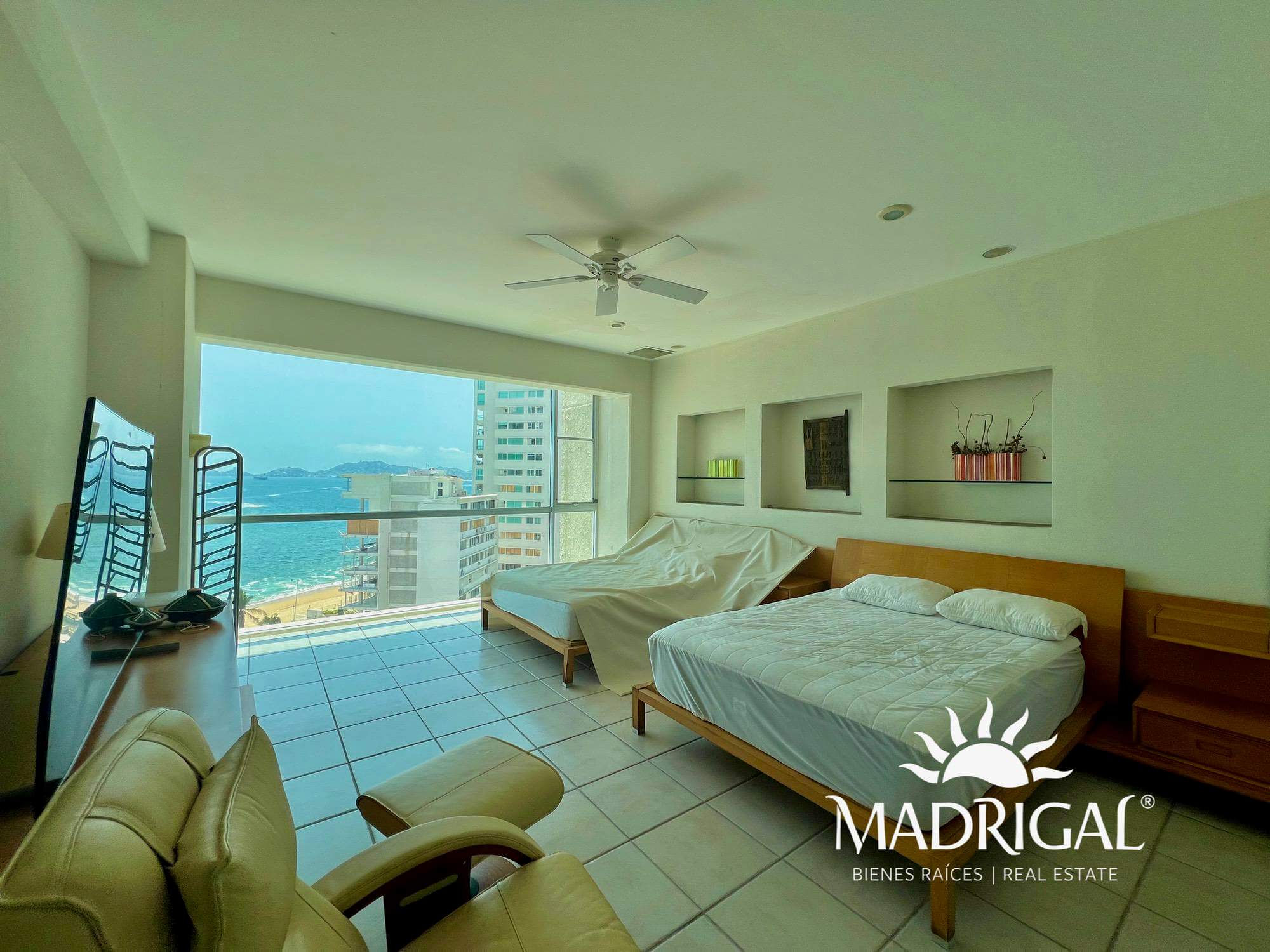 Apartment for sale in Acapulco Bay beachfront, Century Resort