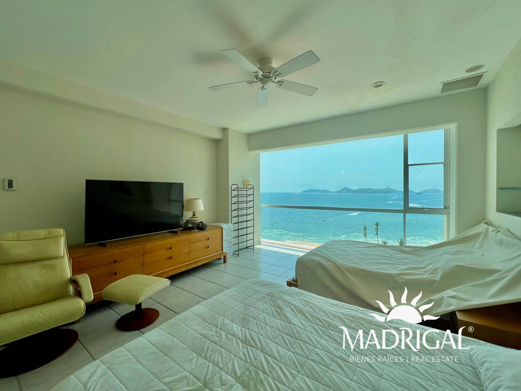 Apartment for sale in Acapulco Bay beachfront, Century Resort