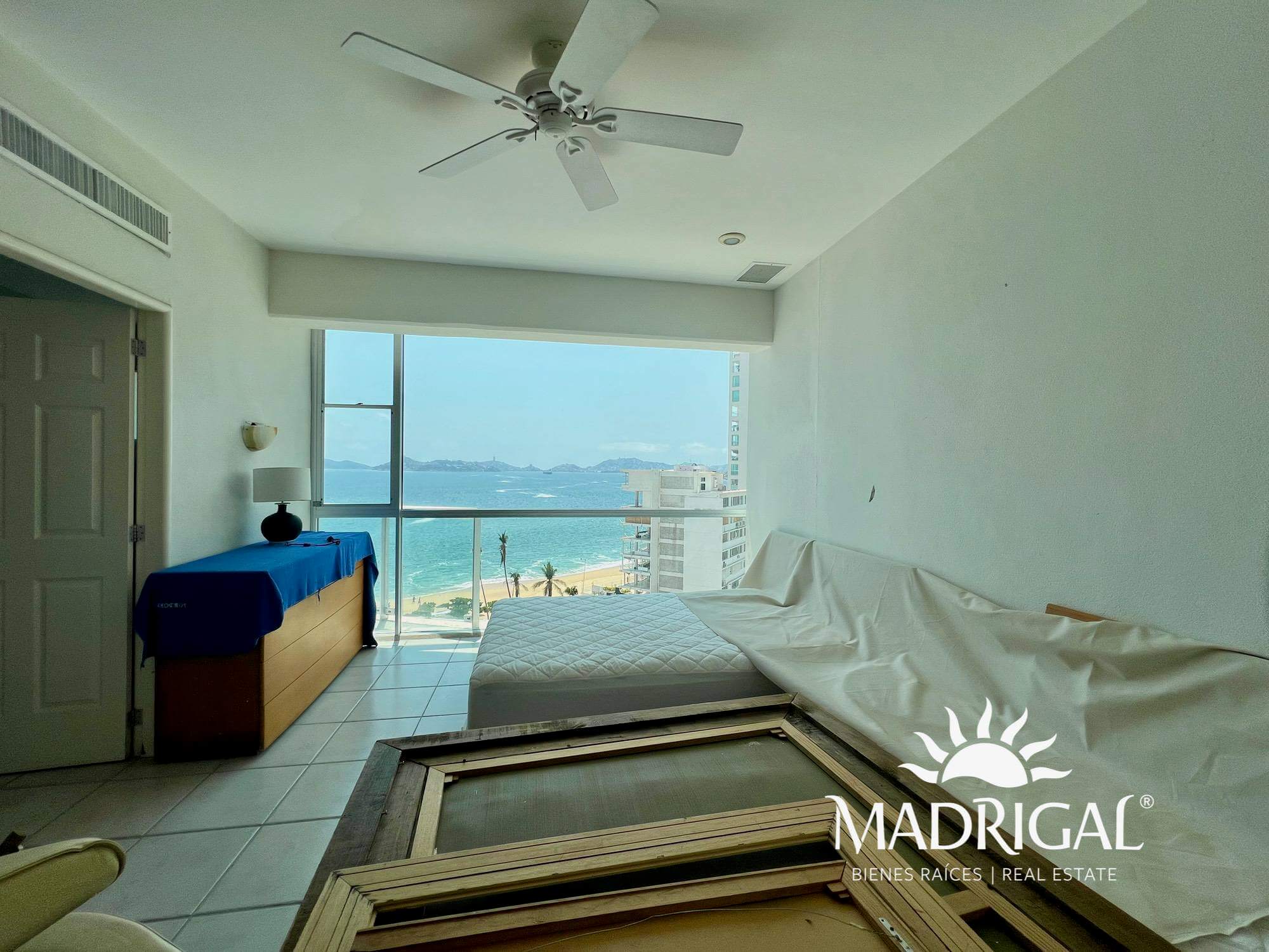 Apartment for sale in Acapulco Bay beachfront, Century Resort