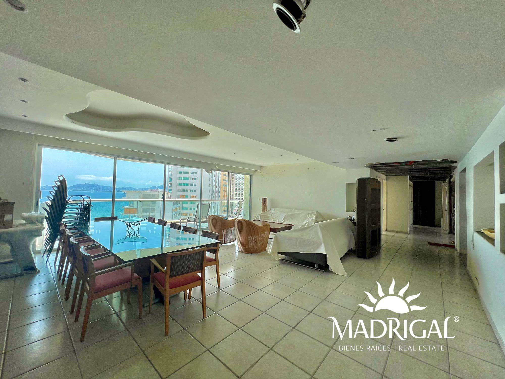 Apartment for sale in Acapulco Bay beachfront, Century Resort