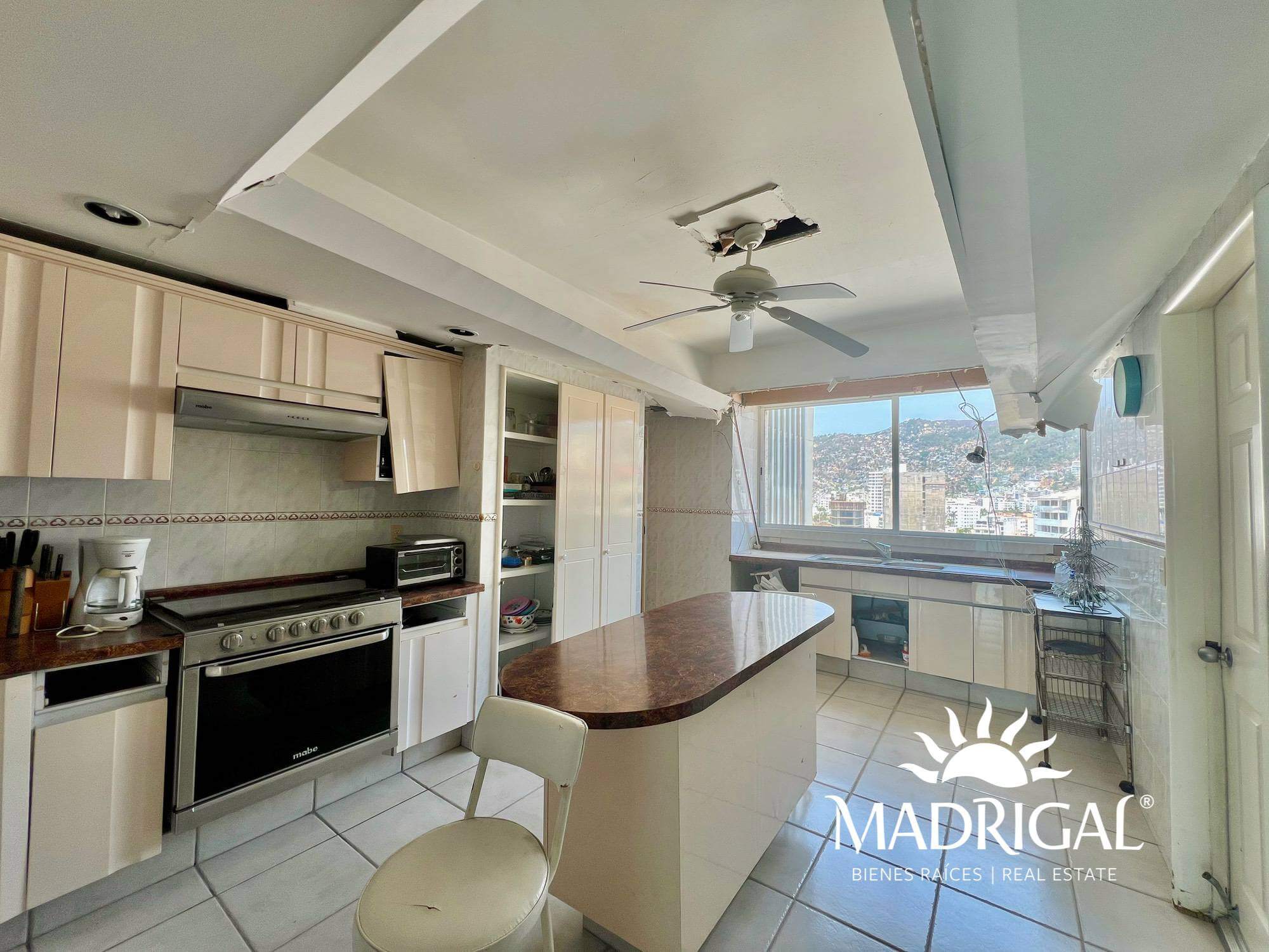 Apartment for sale in Acapulco Bay beachfront, Century Resort