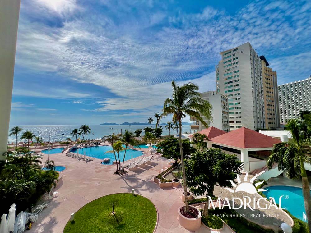 Apartment for sale in Century Resort on Acapulco Bay, beachfront