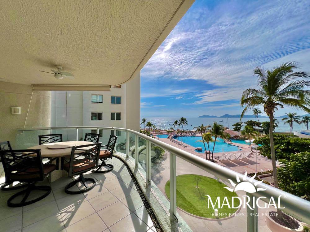 Apartment for sale in Century Resort on Acapulco Bay, beachfront