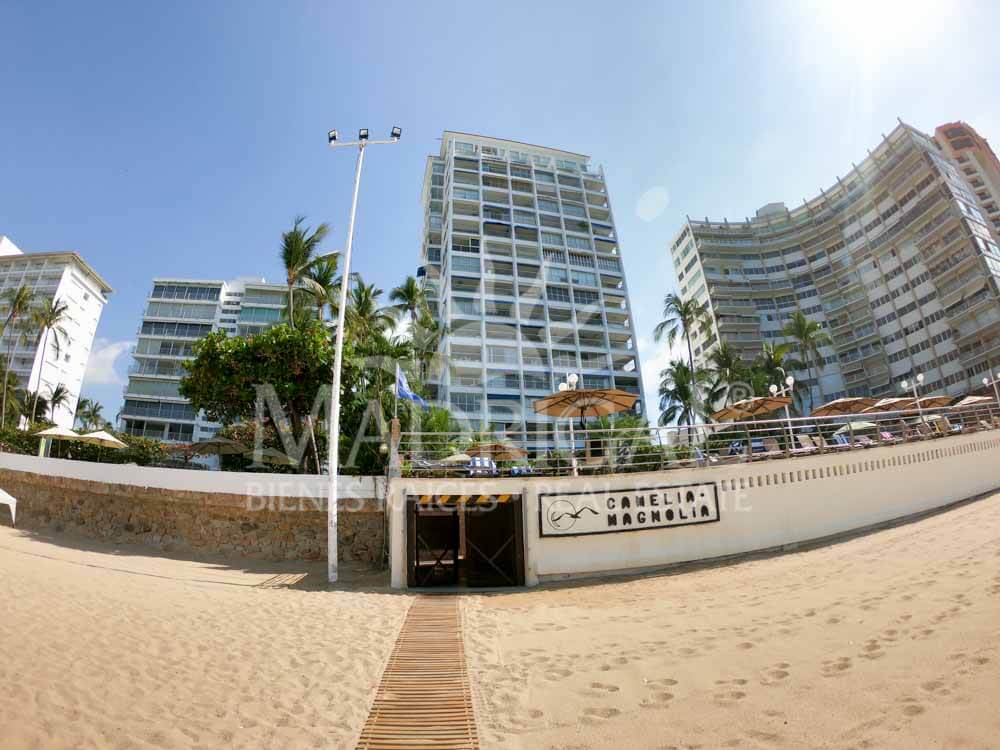 Departamento en venta frente a playa en el condominio Camelia y Magnolia en la bahía de Acapulco