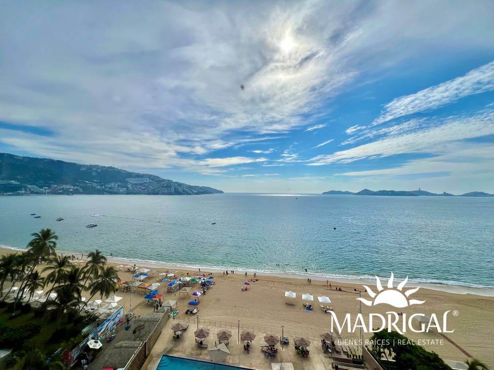 Departamento en venta frente a playa en el condominio Camelia y Magnolia en la bahía de Acapulco