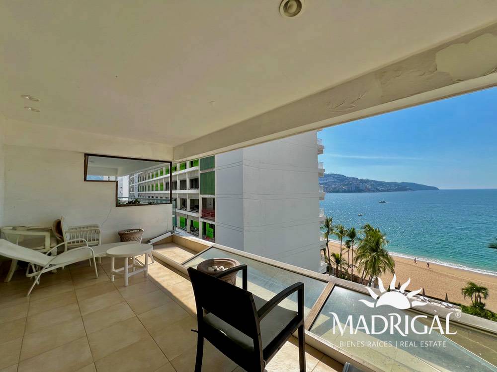 Departamento en venta en la bahía de Acapulco de tres recamaras en el condominio Antibes 