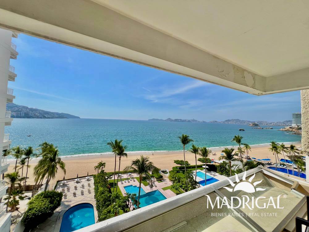 Departamento en venta en la bahía de Acapulco de tres recamaras en el condominio Antibes 