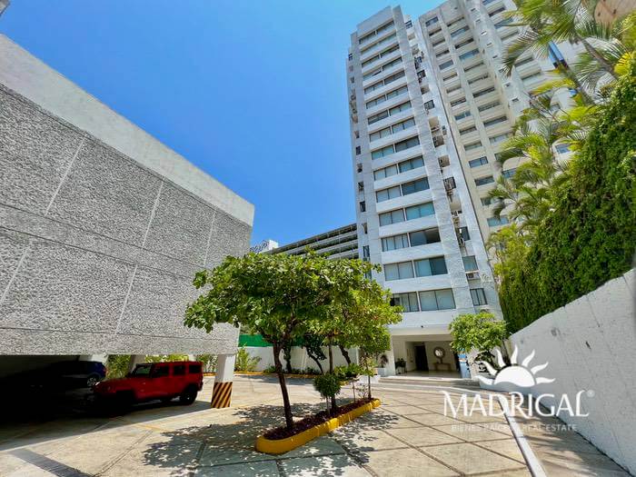 Departamento en venta en la bahía de Acapulco de tres recamaras en el condominio Antibes 