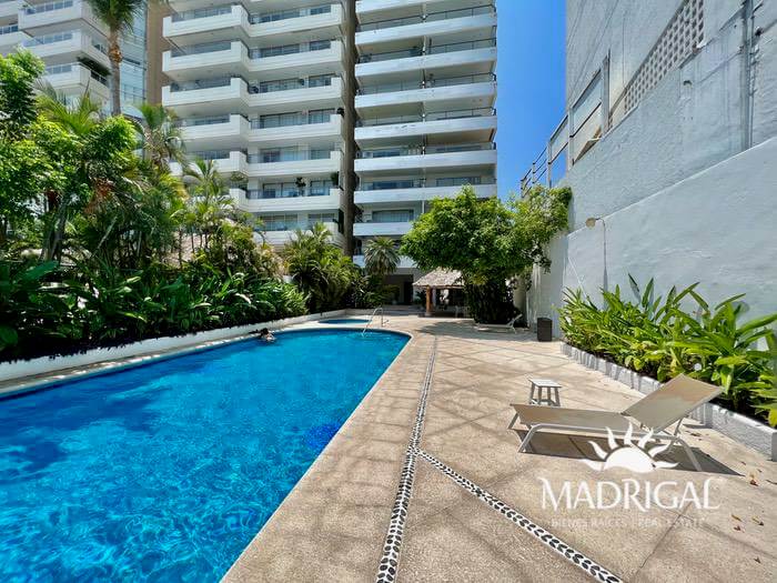 Departamento en venta en la bahía de Acapulco de tres recamaras en el condominio Antibes 