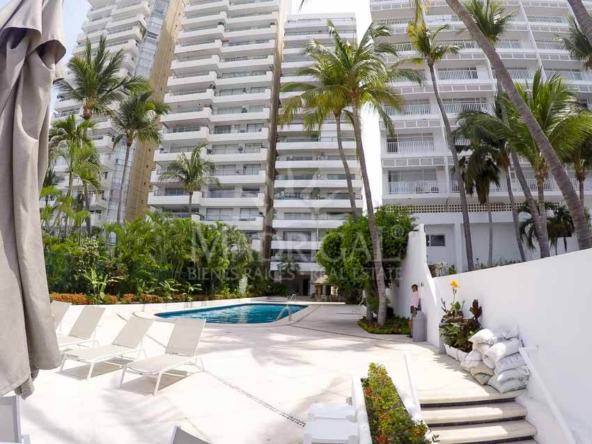 Departamento en venta en la bahía de Acapulco de tres recamaras en el condominio Antibes 