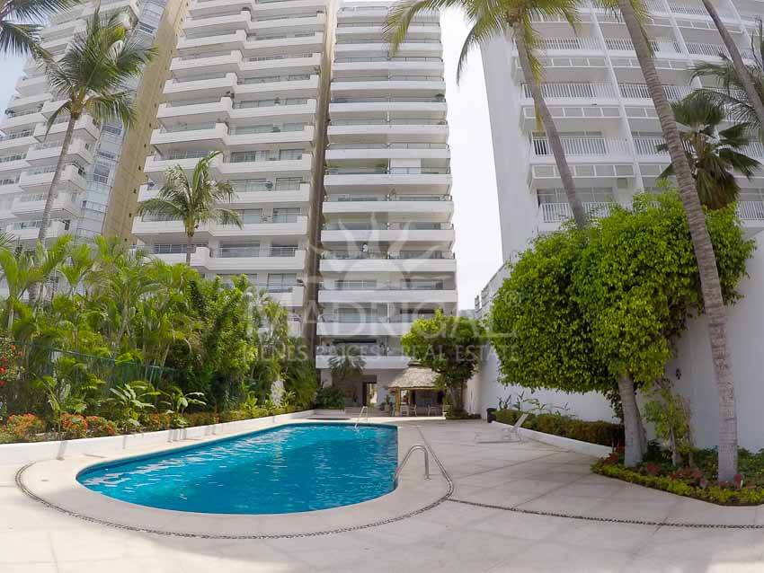 Departamento en venta en la bahía de Acapulco de tres recamaras en el condominio Antibes 