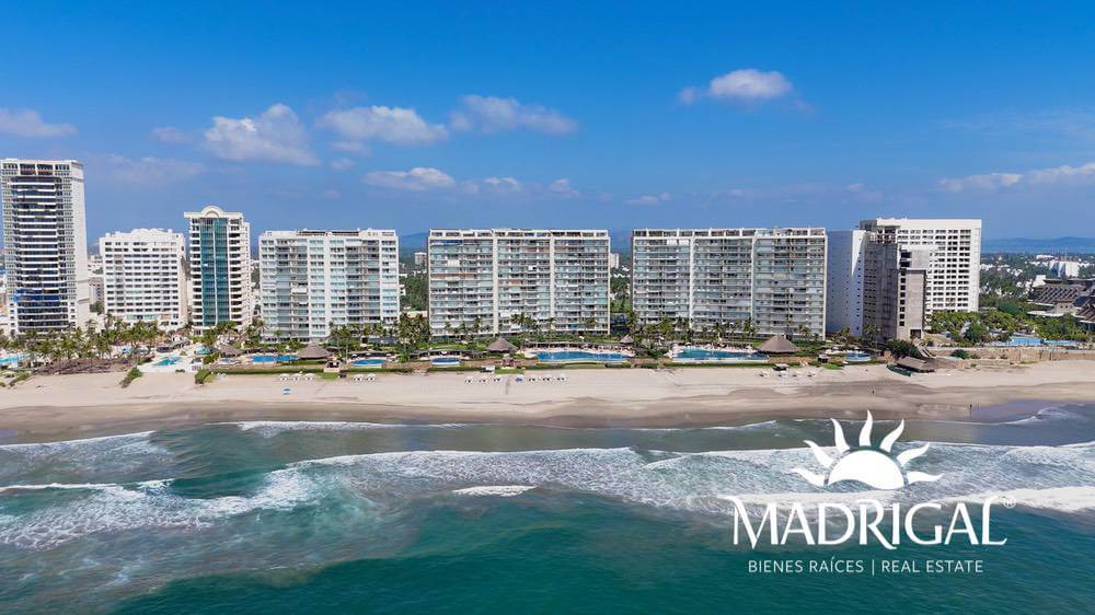 Departamento en venta de cuatro recámaras frente al mar en Playa Diamante en Playamar Diamante 