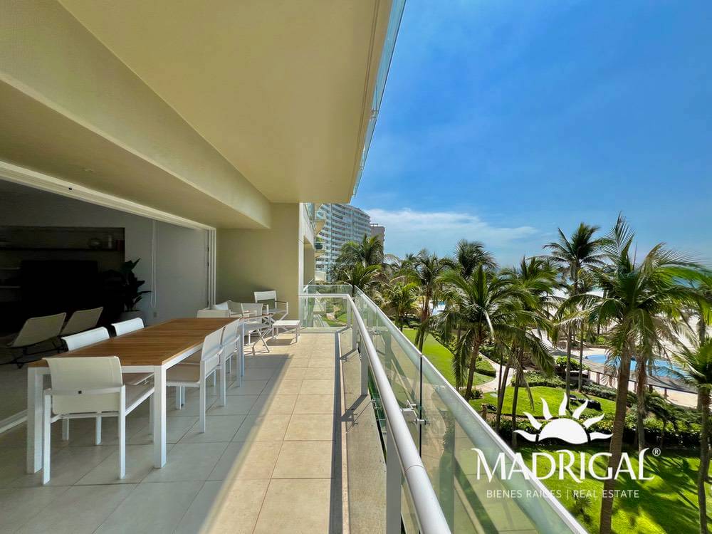 Departamento en venta de cuatro recámaras frente al mar en Playa Diamante en Playamar Diamante 