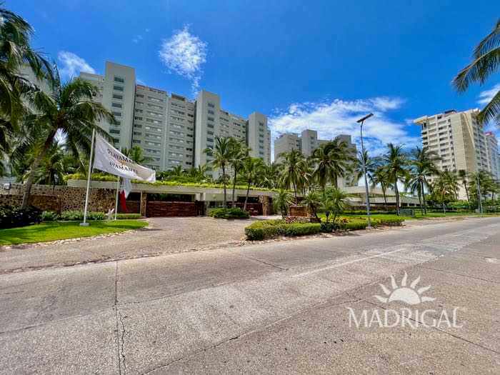 Departamento en venta de cuatro recámaras frente al mar en Playa Diamante en Playamar Diamante 