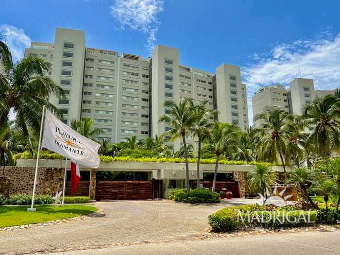 Departamento en venta de cuatro recámaras frente al mar en Playa Diamante en Playamar Diamante 