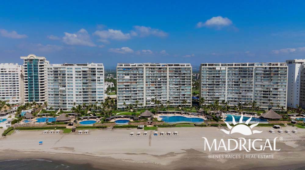 Departamento en venta de cuatro recámaras frente al mar en Playa Diamante en Playamar Diamante 