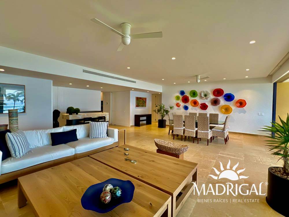El Palmar Tres Vidas | Amplio departamento en venta frente a playa con amplia terraza