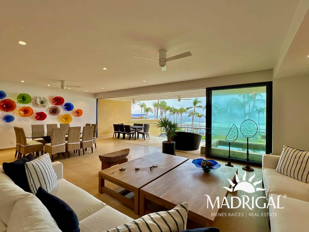 El Palmar Tres Vidas | Amplio departamento en venta frente a playa con amplia terraza