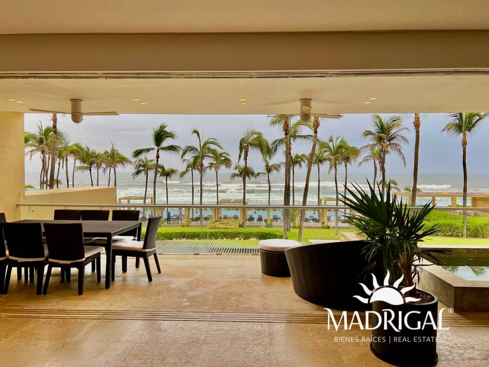 El Palmar Tres Vidas | Amplio departamento en venta frente a playa con amplia terraza