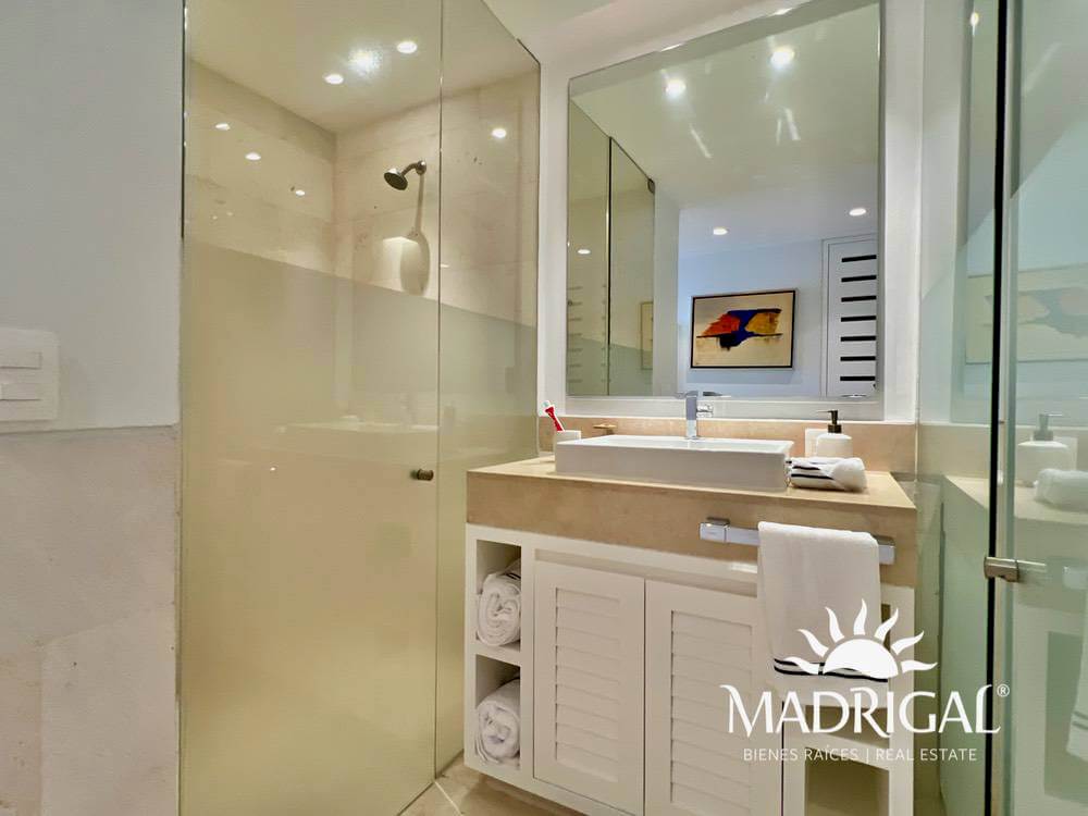 El Palmar Tres Vidas | Amplio departamento en venta frente a playa con amplia terraza