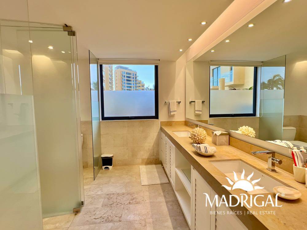 El Palmar Tres Vidas | Amplio departamento en venta frente a playa con amplia terraza