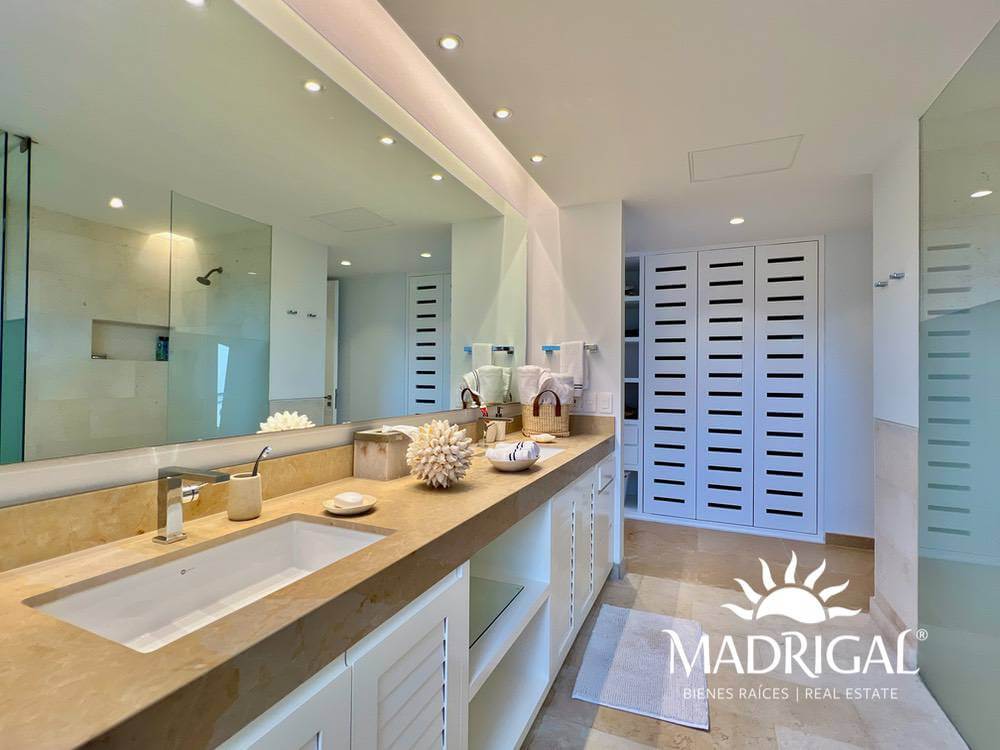 El Palmar Tres Vidas | Amplio departamento en venta frente a playa con amplia terraza