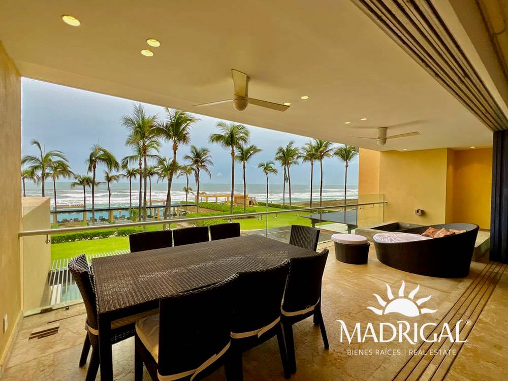 El Palmar Tres Vidas | Amplio departamento en venta frente a playa con amplia terraza