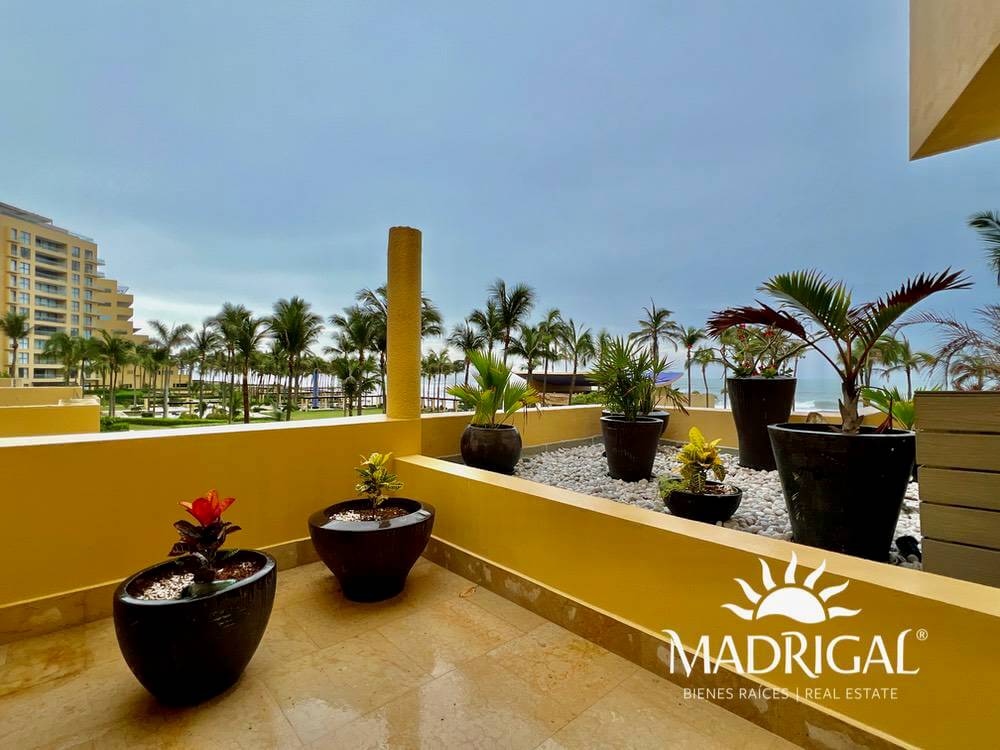 El Palmar Tres Vidas | Amplio departamento en venta frente a playa con amplia terraza
