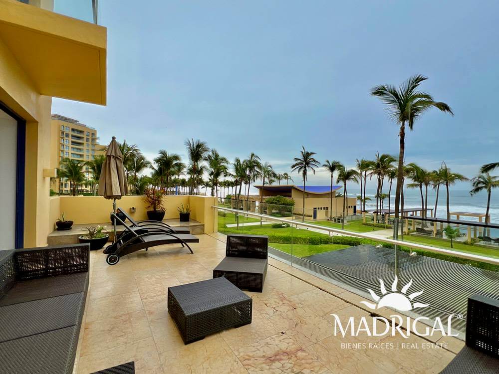 El Palmar Tres Vidas | Amplio departamento en venta frente a playa con amplia terraza