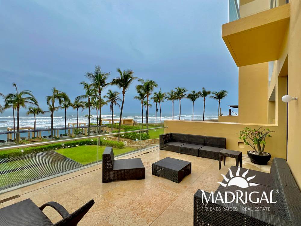 El Palmar Tres Vidas | Amplio departamento en venta frente a playa con amplia terraza