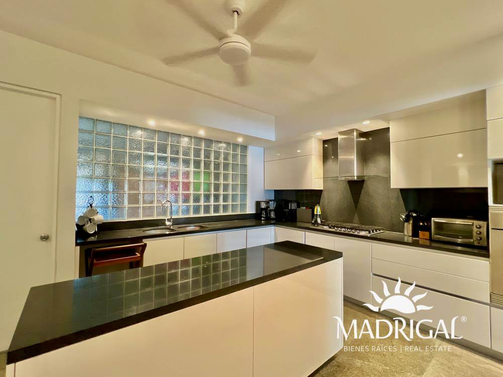 El Palmar Tres Vidas | Amplio departamento en venta frente a playa con amplia terraza