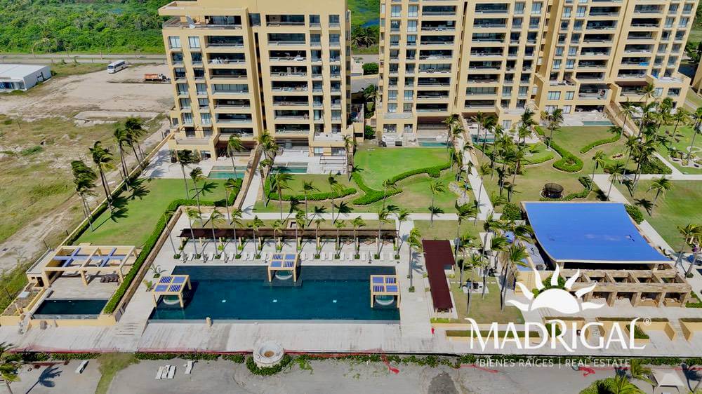 El Palmar Tres Vidas | Amplio departamento en venta frente a playa con amplia terraza