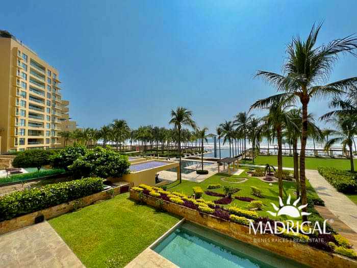 El Palmar Tres Vidas | Amplio departamento en venta frente a playa con amplia terraza