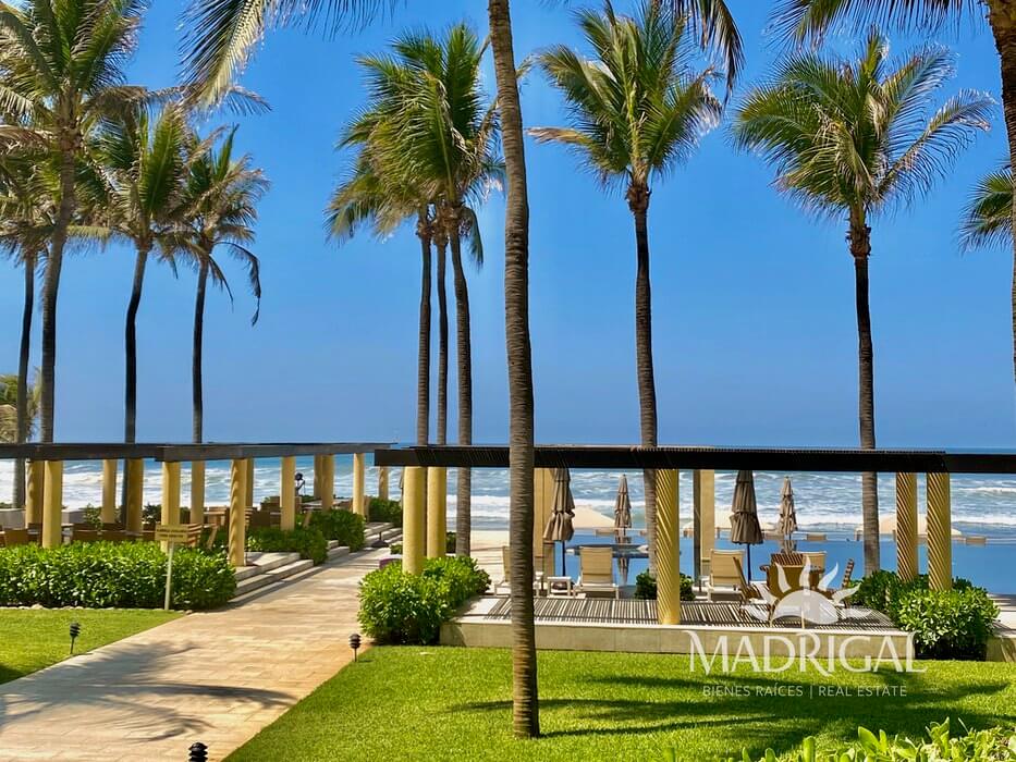 El Palmar Tres Vidas | Amplio departamento en venta frente a playa con amplia terraza