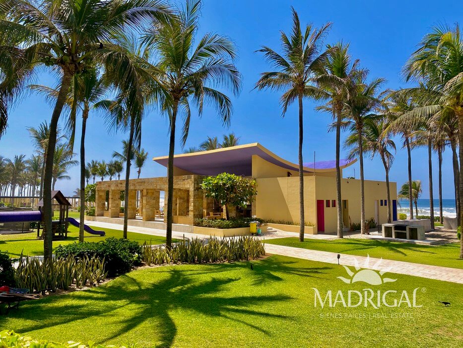 El Palmar Tres Vidas | Amplio departamento en venta frente a playa con amplia terraza