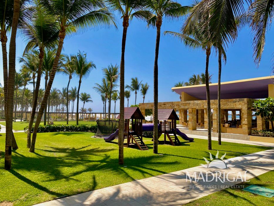 El Palmar Tres Vidas | Amplio departamento en venta frente a playa con amplia terraza