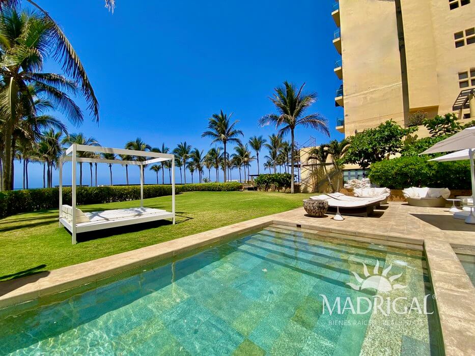 El Palmar Tres Vidas | Amplio departamento en venta frente a playa con amplia terraza