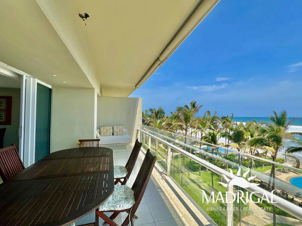 Departamento en venta en Playamar Diamante de cuatro recámaras frente al mar en Playa Diamante